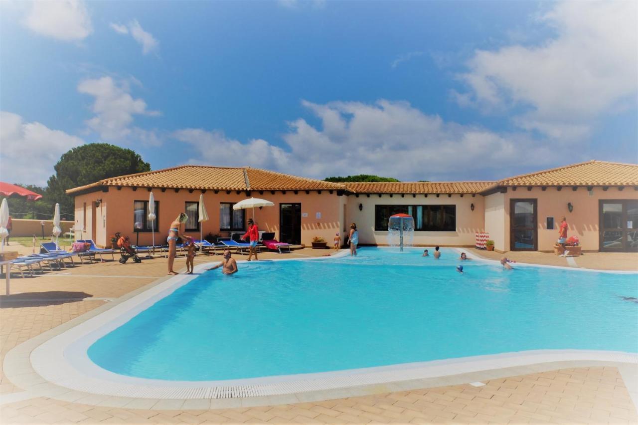 Borgo Dei Pescatori Hotell Aglientu Exteriör bild